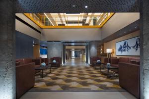um lobby de um hotel com um piso xadrez em Holiday Inn Express Beijing Shijingshan Parkview, an IHG Hotel em Pequim