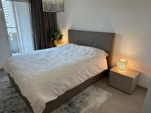 1 dormitorio con 1 cama grande y mesita de noche en Magnifique 3 pièces avec vue mer, en Beausoleil