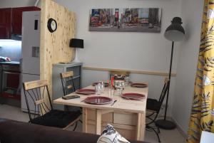 una cocina con una mesa con placas rojas. en Gite VIANY 1, en La Tour-dʼAigues