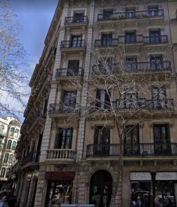 バルセロナにあるEixample Apartmentのバルコニー付きの高層ビル