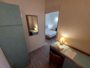Letto o letti in una camera di Logis Hotels - Hôtel Le Boulevard