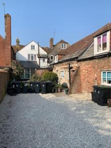 a gravel driveway in front of some buildings at Cosy Modern Cottage - Wareham in Wareham