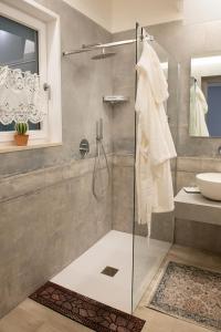 ein Bad mit einer Dusche und einem Waschbecken in der Unterkunft San Nicolicchio - Luxury Guest House in Taranto