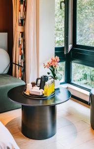 Ένα ή περισσότερα κρεβάτια σε δωμάτιο στο Zhi Resort Beijing - Breakfast with Deer&Thousand Acre Garden&50 Meter Swimming Pool&Private Soup Pool&Outdoor Soup Spring&Free Coffee