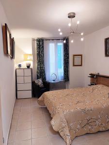 een slaapkamer met een bed en een raam bij Gite VIANY 1 in La Tour-dʼAigues