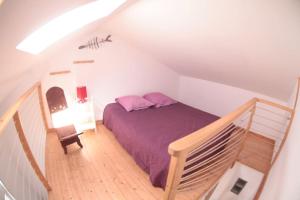1 dormitorio con 1 cama en el ático en maison la rochelle quatres chambres bord de mer, en La Rochelle