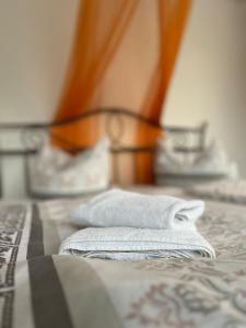 a pile of towels sitting on top of a bed at Feriendorf Waldfrieden in Suhl