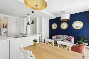 eine Küche und ein Esszimmer mit einem Tisch und Stühlen in der Unterkunft Dulong - Luxury near Monceau & Wagram in Paris