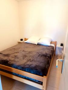 Ένα ή περισσότερα κρεβάτια σε δωμάτιο στο Villa N°7 à 100m de la plage +4 φωτογραφίες