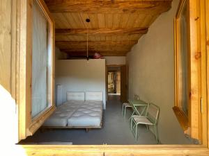 ein Wohnzimmer mit einem Sofa und 2 Stühlen in der Unterkunft Petres old village house 