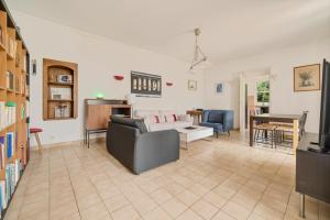 ein Wohnzimmer mit einem Sofa und einem Tisch in der Unterkunft Alexandra Apartments in Digne-les-Bains