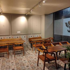 une salle de classe avec des tables et des chaises et un écran de projection dans l'établissement Hotel The Golf 1, à Lucknow