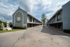an empty street in front of a building at Crystal Hotel โรงแรมคริสตัล in Ban Nong Wa