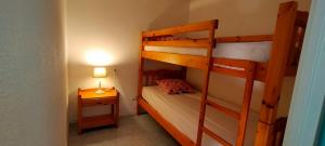 カップ・ダグドにあるCap Soleil T3 proche plageの小さなお部屋で、二段ベッド2組、ランプが備わります。