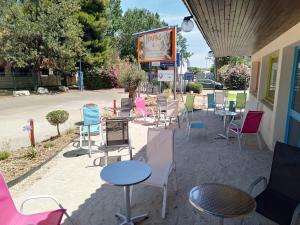 un gruppo di sedie e tavoli all'esterno di un ristorante di Urban Style Arl HOTEL a Arles