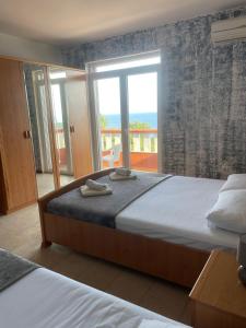 1 dormitorio con 2 camas y ventana grande en Budva Metaxi Suits en Budva