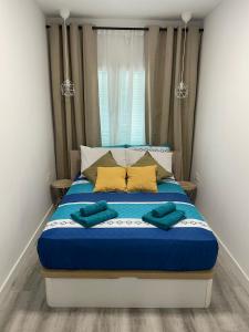 Ένα ή περισσότερα κρεβάτια σε δωμάτιο στο Holisp Blue Apartment