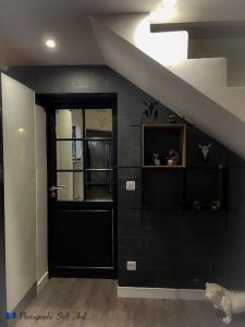 een zwarte kamer met een zwarte deur en een trap bij Grande villa Calme & Piscine Rochelle / île de Ré in Dompierre-sur-Mer