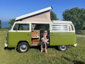 Famille séjournant dans l'établissement Jurassic Campers Vintage Camper Van Hire