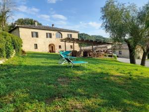 a house with a picnic table in the yard at Tipico casolare toscano Tenuta della Selva in Murlo