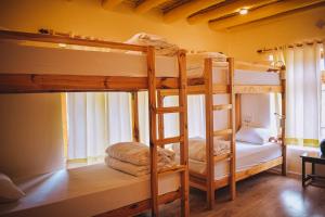 Cette chambre dispose de lits superposés et de 2 lits superposés. dans l'établissement Raybo Hostel, à Leh