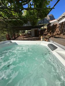 una grande vasca idromassaggio con acqua verde in un cortile di Casa Barcelo El Chorro a El Chorro