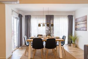 jadalnia ze stołem i krzesłami w obiekcie Beautiful Torrevieja Apartment 1 in town centre 3 beds for 6 people w mieście Torrevieja