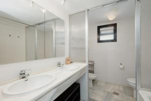 Kúpeľňa v ubytovaní Penthouse in Puerto Banus with sea and marina views