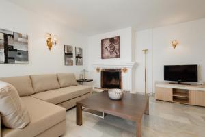 Televízia a/alebo spoločenská miestnosť v ubytovaní Penthouse in Puerto Banus with sea and marina views