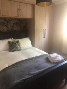 Un pat sau paturi într-o cameră la Cosy apartment close to amenities