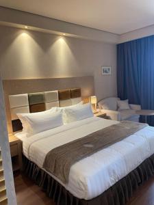 um quarto com uma cama grande num quarto em Dreamland Oasis Apartment 614 em Chakvi