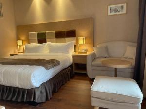 Habitación de hotel con cama y silla en Dreamland Oasis Apartment 614, en Chakvi