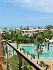uma vista para uma piscina a partir de uma varanda de um resort em Dreamland Oasis Apartment 614 em Chakvi