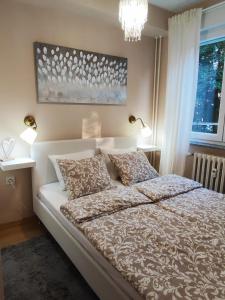una camera da letto con un grande letto bianco con due lampade di Apartman TEO a Slavonski Brod