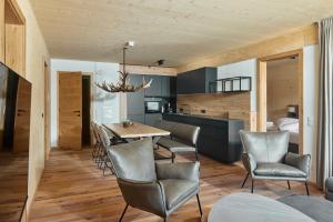 uma cozinha e sala de jantar com mesa e cadeiras em Alm-Lodges Montafon em Gargellen