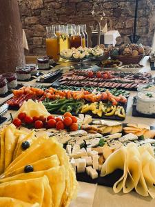 uma mesa com vários tipos diferentes de alimentos em Zamek Sarny - Schloss Scharfeneck em Klodzko