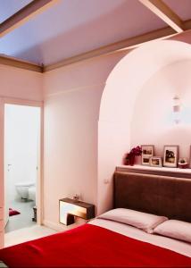 マテーラにあるIl Giglioのベッドルーム1室(赤い毛布付きのベッド1台付)