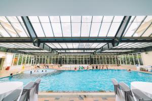 una grande piscina coperta con persone di Saigon Dalat Hotel a Da Lat