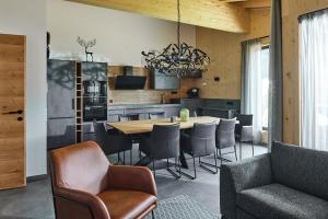 cocina y comedor con mesa y sillas en Alm-Lodges Montafon en Gargellen