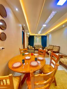 Posezení v ubytování Comfort 2 steps Side Sea view serviced apartment near montaza palace and Easy access to all Sites è AC ,WIFI, Security