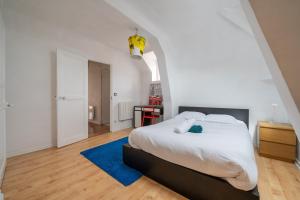 Un dormitorio con una cama grande y una alfombra azul en Alexandra Apartments, en Digne-les-Bains
