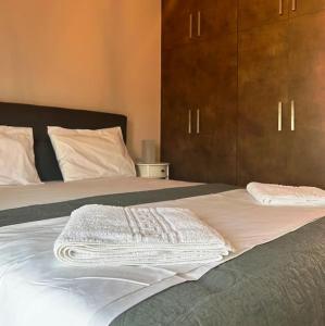 - un lit avec 2 serviettes blanches dans l'établissement Korina's Apartment, à Daratso