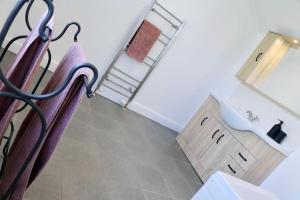 Cette chambre dispose d'un miroir et d'une boîte en bois. dans l'établissement Bumblebee cottage Exmouth, à Exmouth 10 autres photos