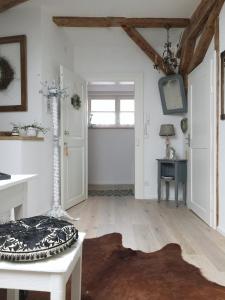 een woonkamer met witte muren en een houten vloer bij Appartment Kornboden Nordic Style in Schopfheim