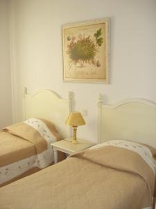 モントルーにあるLagrange Vacances Les Bastides des Chaumettesのベッドルーム1室(ベッド2台付)が備わります。壁に絵が描かれています。