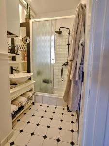 een badkamer met een douche en een wastafel bij Bristol Apartment in the Centre of Zagreb in Zagreb