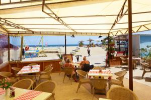 un restaurant avec vue sur la plage dans l'établissement Briz - Seabreeze Hotel, à Sunny Beach