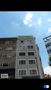 um edifício branco alto com um céu ao fundo em Şişli merkezde Cevahir’e yakın em Istambul