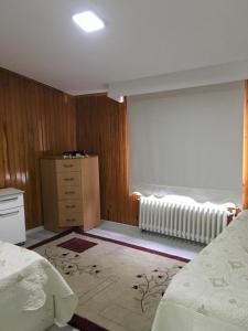 um quarto com 2 camas e uma cómoda e uma janela em Şişli merkezde Cevahir’e yakın em Istambul