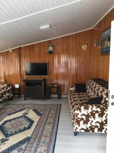 uma sala de estar com 2 sofás e uma televisão de ecrã plano em Şişli merkezde Cevahir’e yakın em Istambul